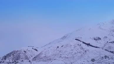 4K雪山壮丽冬季雪乡森林天空视频的预览图